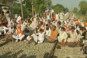 Bharat Bandh farmers shut down Ghazipur border, sit on railway track in Amritsar