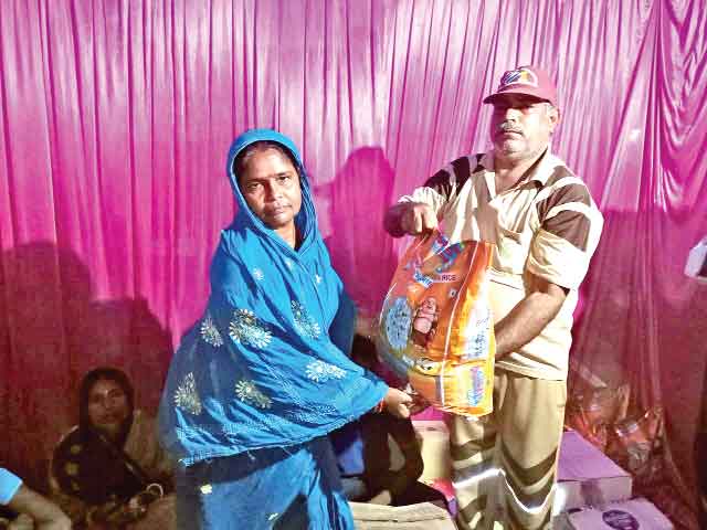 बिहार (सच कहूँ न्यूज)। ब्लॉक समस्तीपुर की साध-संगत ने 10 जरूरतमंद परिवारों को राशन वितरित किया।