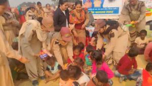 Dera devotees distributed toys and food sachkahoon