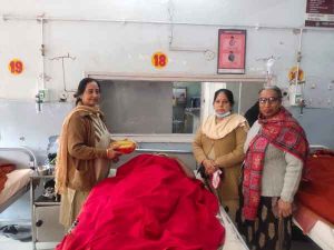 Sadh-Sangat distributed fruit kits in civil hospital sachkahoon