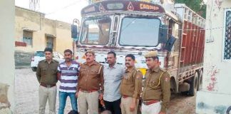 Police arrested two including a truck full of liquor - Sach Kahoon