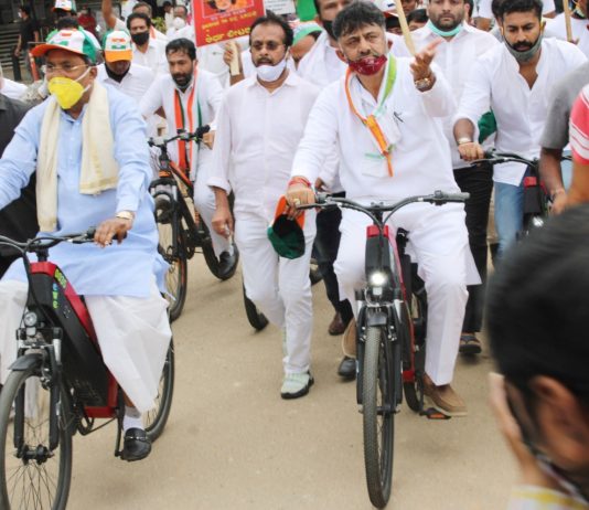 पेट्रोल-डीजल की बढ़ती कीमतों से जनता त्रस्त, कांग्रेस का प्रदर्शन Peoples pain due to rising petrol and diesel prices, Congress protest