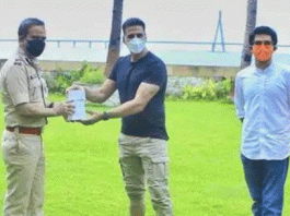 Akshay gave wristbands to Mumbai Police