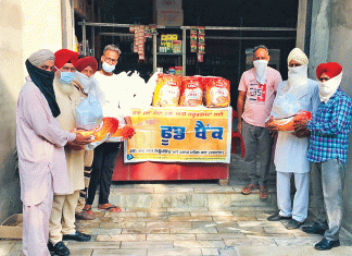 Sadh Sangat distributed ration to 28 needy people in the joy of 'Holy Avatar Month'