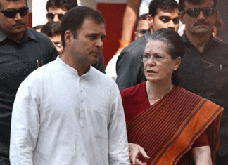 Sonia leaves for America with Rahul for treatment