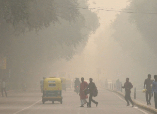 Delhi residents are suffering from corona, pollution and smoke sheet