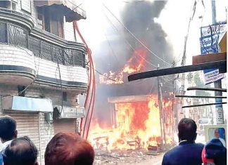 plots emptied due to fire in garbage heap - sofa warehouse burnt -Ludhiana - Sach Kahoon News