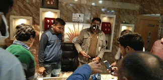 In an attempt to rob the jewelers shop in Gharaunda, miscreants opened fire on the shopkeeper