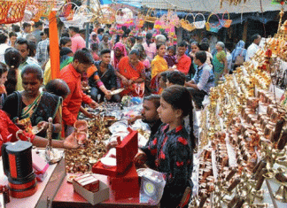 Markets adorned on Dhanteras, merchants' faces blossomed