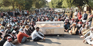 Sadh-sangat put the dead body of Manohar Lal Insan by placing it on the Bajakhana-Barnala road