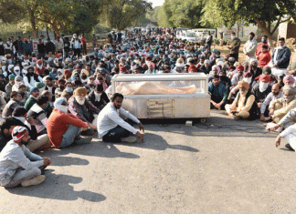 Sadh-sangat put the dead body of Manohar Lal Insan by placing it on the Bajakhana-Barnala road