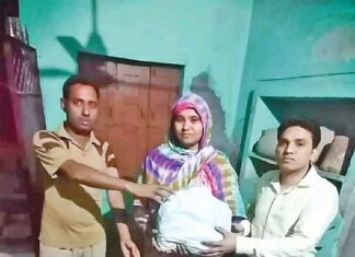 Servicemen went from village to village distributing ration to 20 needy families - Sach Kahoon News