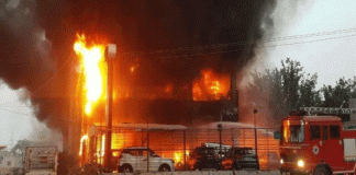 A huge fire broke out in Mahindra's showroom, dozens of vehicles burnt