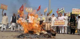 Farmers burnt effigies sachkahoon