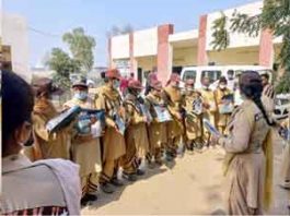 Dera followers distributed clothes and fruits, hisar sachkahoon