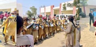 Dera followers distributed clothes and fruits, hisar sachkahoon