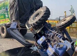 Truck collided with the trolley sachkahoon