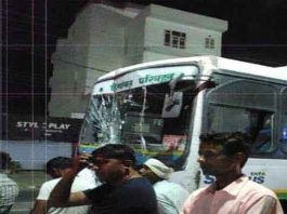 Truck Collides With Bus sachkahoon