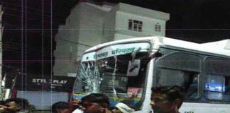 Truck Collides With Bus sachkahoon